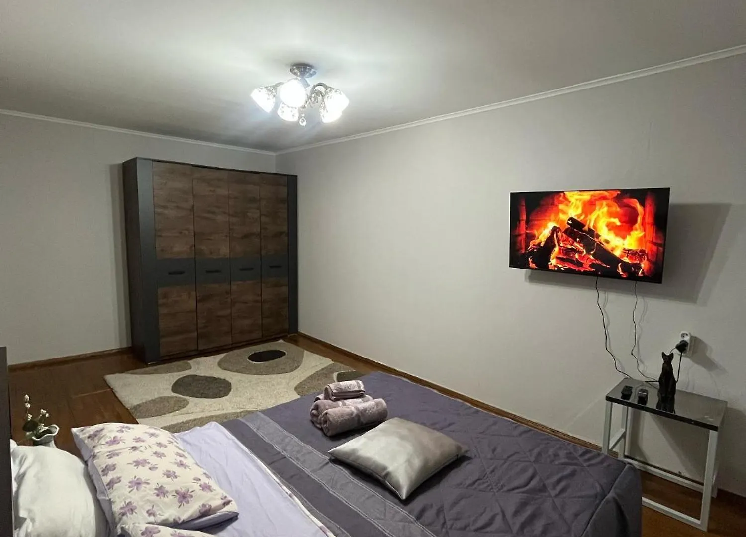Forum Cozy Apartment 2 Room-Prime Location Walk To All Attractions! Almatý Kazajstán