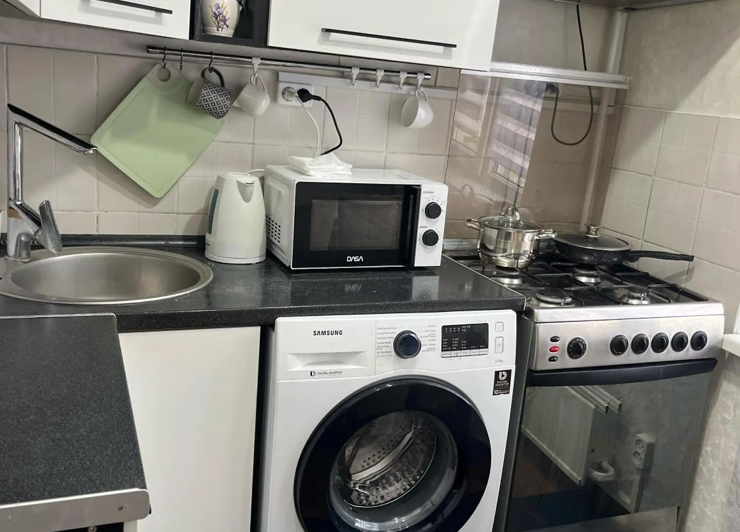Forum Cozy Apartment 2 Room-Prime Location Walk To All Attractions! Almatý