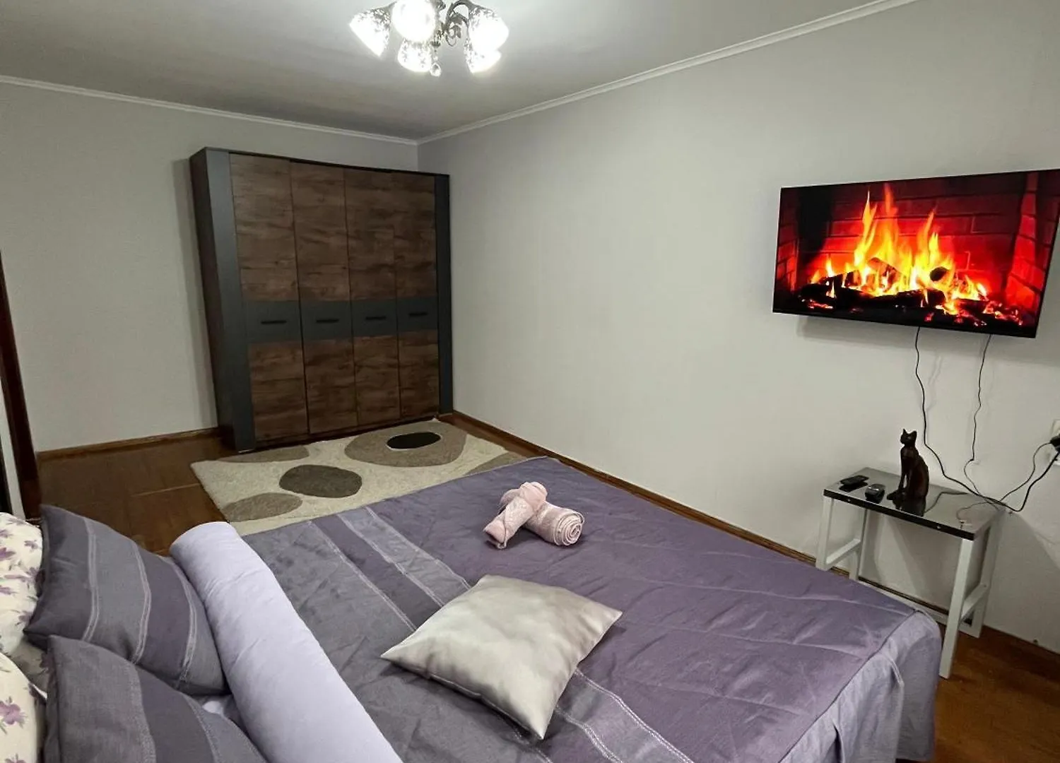 Forum Cozy Apartment 2 Room-Prime Location Walk To All Attractions! Almatý